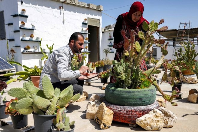 العوز-يخلق-محاولة-اقتصاد-بديل